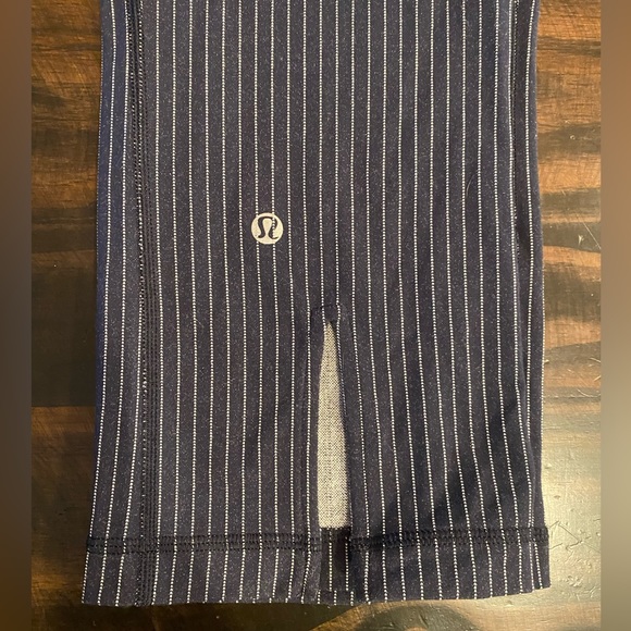 Blue and white Lululemon 25 inch capris with slits size 6 - Picture 5 of 6
